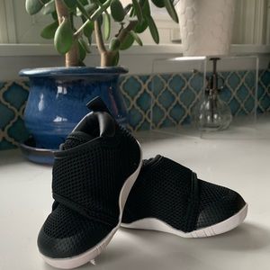 Stonz baby shoes sz 6-12 mos